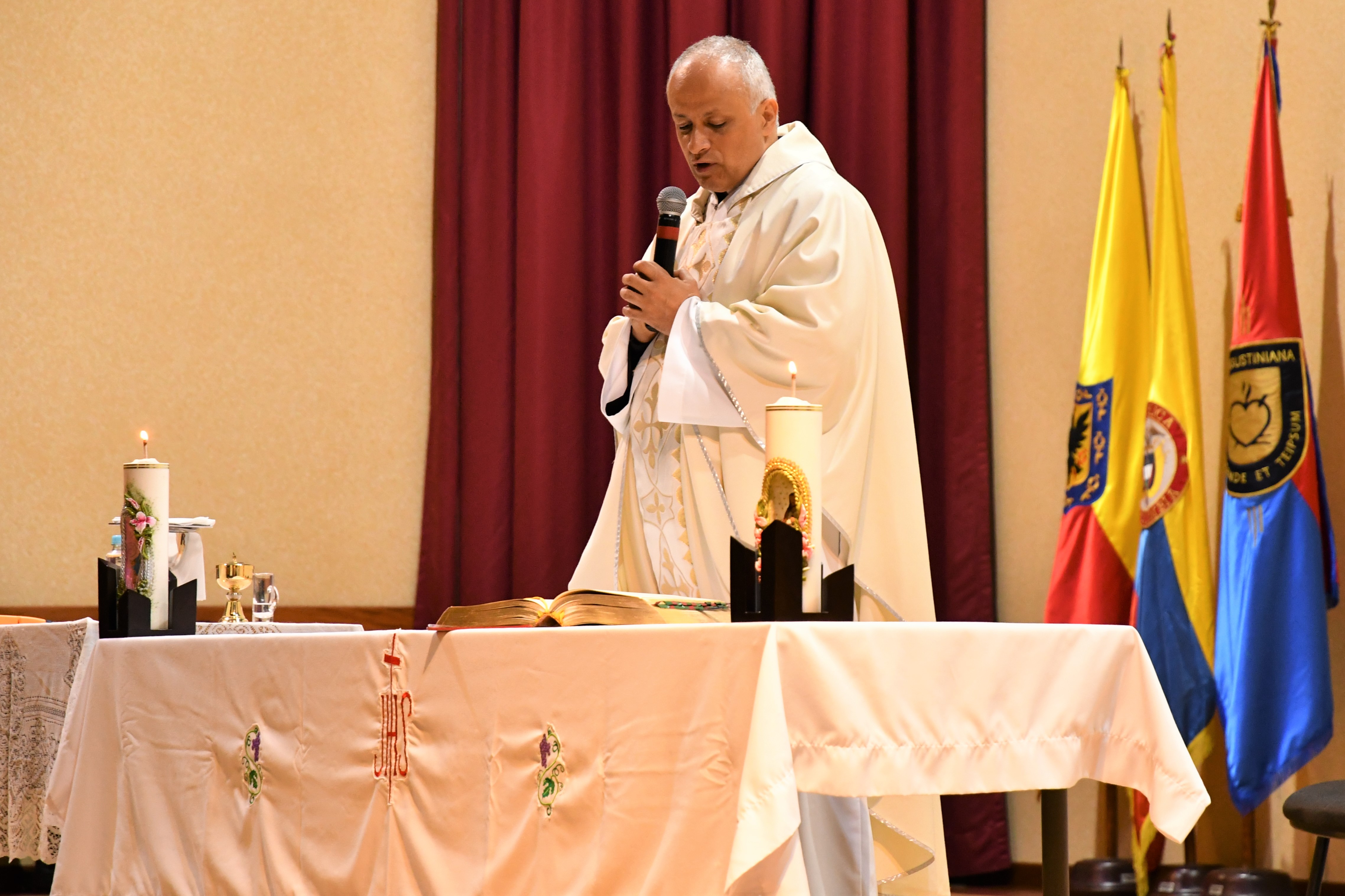 Rector de la Uniagustiniana presidiendo la eucaristía