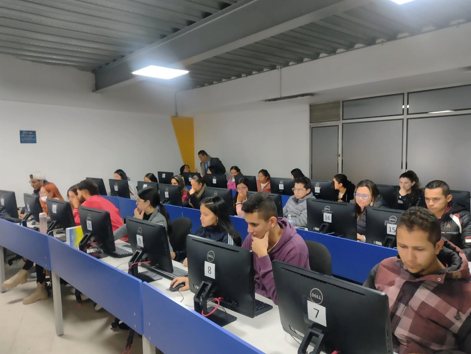 Estudiantes participan en los talleres 