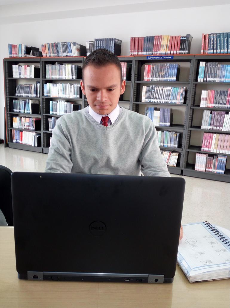 En 2017, la Biblioteca ofrece su nuevo servicio Préstamo de computadores portátiles