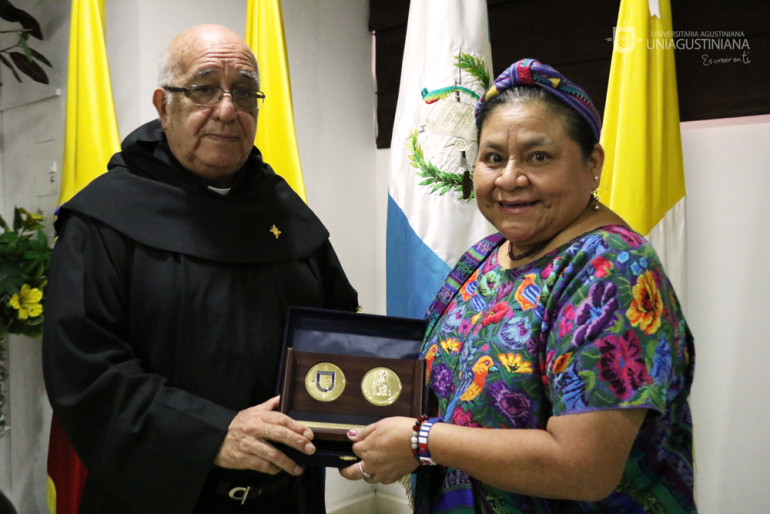 Nuestro Padre Rector, Fray Carlos Alberto Villabona, recibió tradicional textil guatemalteco de manos de Premio Nobel de Paz, Rigoberta Menchú