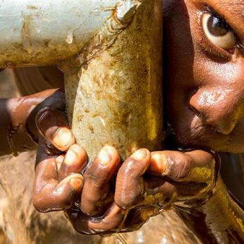 Marakera, un niño etíope de 5 años, bebe agua potable de una fuente. Foto UNICEF/Ayene