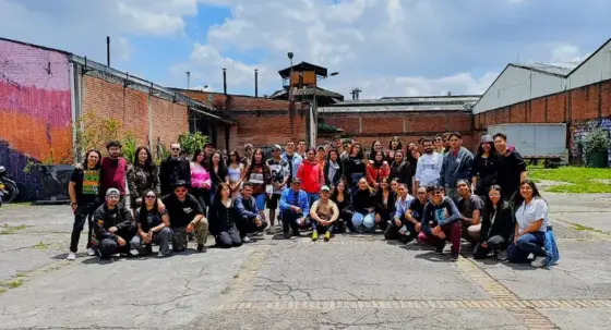 Estudiantes conocen la Bodega 17: Un espacio dedicado para grandes producciones audiovisuales.