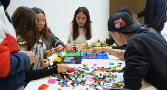 Estudiantes transforman ideas en innovadores prototipos con LEGO